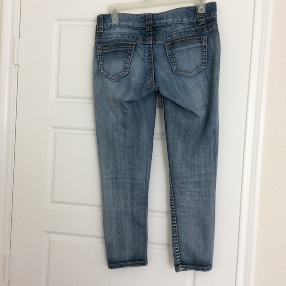 Mid-Rise Distressed Denim Capris - Picture 3 of 5